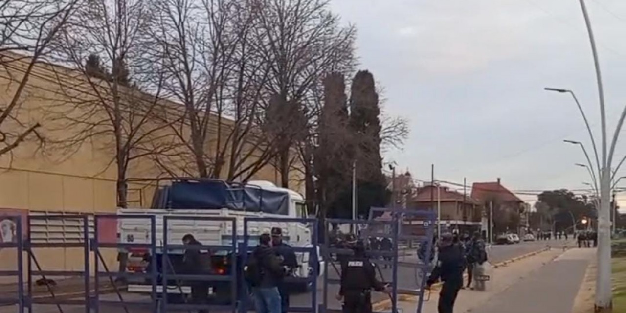 Vallan todo el permetro de la Comisara Primera